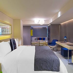 One-Bedroom Corner King Suite